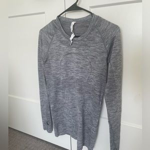 Lululemon ‘Swiftly Tech Longsleeve Shirt’ in Gray, size 6
